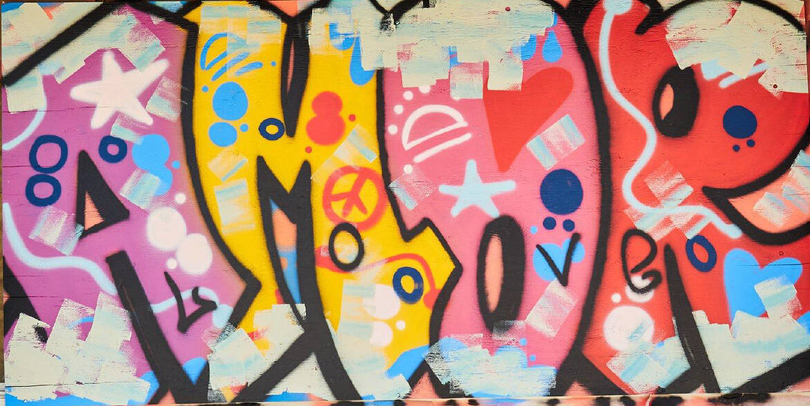 Grafitti like painting of the word "amor"